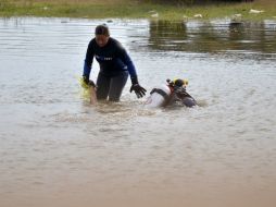El cuerpo de Jairo, de 20 años, es encontrado por personal de Protección Civil y Bomberos de San Juan de los Lagos. EL INFORMADOR / ARCHIVO