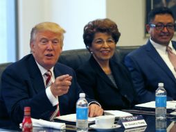 Donald Trump durante el encuentro en Nueva York, con sus asesores Jovita Carranza y Joseph Guzman. AP / G. Herbert