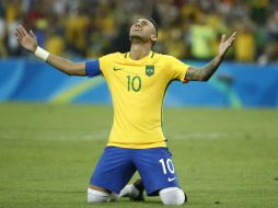 Neymar, emocionado tras meter el penal que le dio el triunfo a Brasil. AFP / O. Andersen