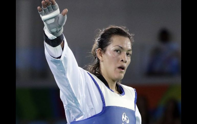 María del Rosario Espinoza se dijo contenta pero no satisfecha con la presea. AP / M. Sanchez