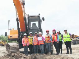 Dominar el terreno. Cuentan con la certificación para maniobrar con maquinaria pesada. EL INFORMADOR / P. Franco