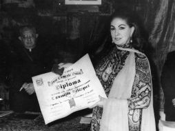La pianista y compositora mexicana, Consuelo Velázquez, con el diploma que le otorgó el Grupo Cultural 'José Clemente Orozco'. EL INFORMADOR / ARCHIVO