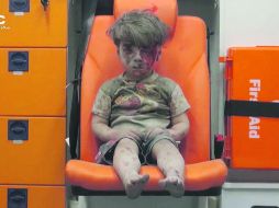 En Alepo varios niños fueron rescatados; este pequeño refleja la inocencia de quienes menos tienen que ver con la guerra. AP / ARCHIVO