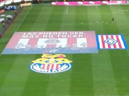 La manta fue retirada antes de que los jugadores saltaran a calentar. EL INFORMADOR / J. Robles