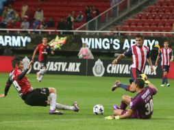 Chivas puso el futbol y los errores al perder balones, y Atlas le enseñó con actitud a lo que se va a una cancha: a buscar ganar. EL INFORMADOR / R. Tamayo