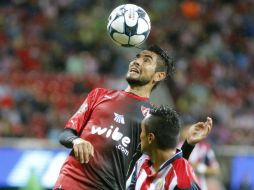 Flavio Santos (i) se disputa el balón con Carlos Salcedo durante el partido. EFE / U. Ruiz
