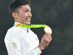 Ismael Hernández le dio a México su primer medalla (bronce) en la disciplina de Pentatlón Moderno. AFP /