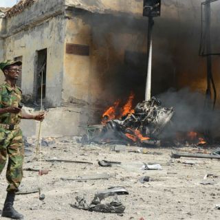 Suman 20 muertos por ataque terrorista en Somalia