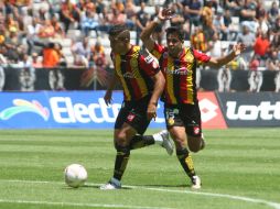 El arquero Lucero Álvarez ejecuta una falta y logra el único punto de los felinos. EL INFORMADOR / ARCHIVO