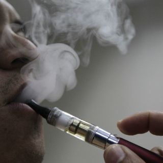 Cigarro electrónico conduce a jóvenes a empezar a fumar, alertan