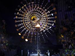 La escultura fue bañada hasta apagarse totalmente, ante el canto de Mariene de Castro. EFE / S. Moreira