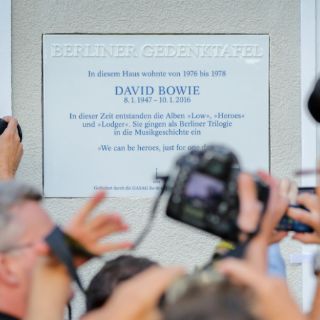 Berlín revela placa en memoria de David Bowie