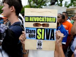 Opositores a Maduro ya han cumplido con una serie de requisitos, como la recolección de 200 mil firmas a favor del proceso. AFP / ARCHIVO