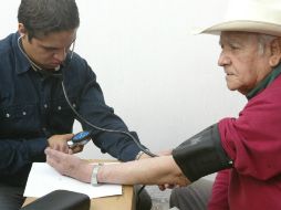 La presión arterial alta o baja puede ser una señal de riesgo, por lo cual se debe acudir al médico para descartar el padecimiento. EL INFORMADOR / ARCHIVO
