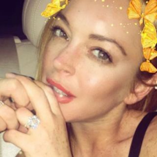Lindsay Lohan aún luce anillo de compromiso