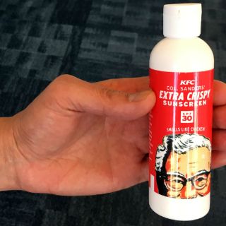 KFC regala bloqueador solar para promover nueva receta