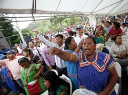 Cierran los accesos al lugar dejando retenidos a autoridades y periodistas durante unas dos horas. EFE / A. Bolívar