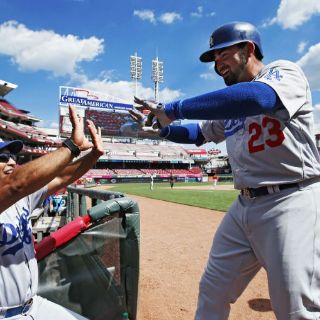 Adrián González pega tres jonrones
