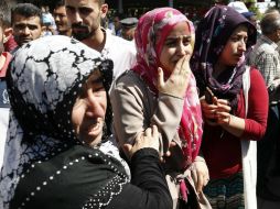 Familiares de una de las 54 víctimas del atentado del sábado pasado lloran en el funeral. EFE / S. Suna