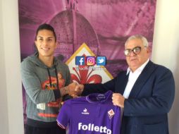 Durante su anuncio, el jalisciense, que verá acción en la Serie A, posó para los medios junto al director del área técnica del equipo. TWITTER / @acffiorentina