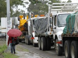 Cientos de vehículos de carga y transporte permanecen parados debido a los bloqueos en las vías. EFE / J. Zavala