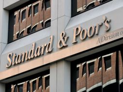 La calificadora advirtió que existe la posibilidad de que en un año pueda bajar la asignación que tiene el gobierno mexicano. AFP / ARCHIVO