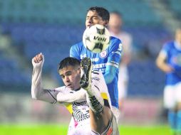 El felino Luis Télles disputa el balón con el cruzazulino Richard Ruiz. Los tapatíos salieron con la derrota. MEXSPORT /