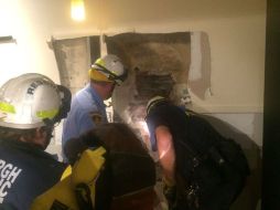 Rescatistas emplearon un martillo neumático y otras herramientas para romper la pared desde el interior de un restaurante. ESPECIAL / Pittsburgh Police