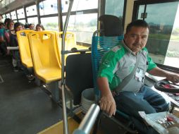 La ruta 368-CUT cuenta con autorización de Semov para cobrar siete pesos; en la imagen, Raymundo Flores, uno de los operadores. EL INFORMADOR / F. Atilano