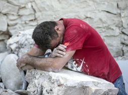 Durante la mañana se han podido rescatar a decenas de personas que habían quedado atrapadas en los escombros. AP / M. Percossi