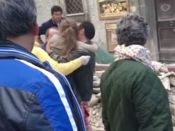 Tras varias horas de excavar entre los escombros, los servicios de rescate pudieron sacar con vida a la pequeña. YOUTUBE / Associated Press