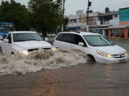 La lluvia provocó la inundación en la Avenida Rafael Sanzio, en Zapopan. EL INFORMADOR / R. Tamayo