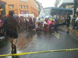 El accidente ocurrió la noche del martes en el cruce de las calles Pedro Moreno y Enrique González Martínez. ESPECIAL /
