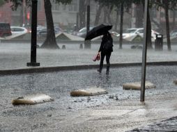 Las personas deben extremar las medidas de prevención para evitar cualquier encharcamiento. SUN / ARCHIVO