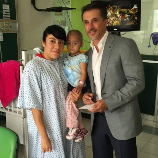 Sergio Mayer hace entrega de donativos a niños con cáncer