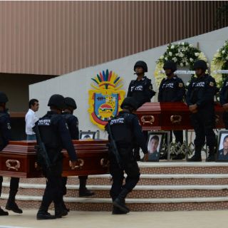 Rinden homenaje a policías que murieron en emboscada en Guerrero
