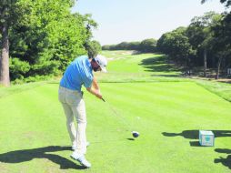 El golfista Dustin Johnson realiza un tiro durante el torneo pro-am realizado ayer previo al arranque del The Barclays. AFP / D. Cannon