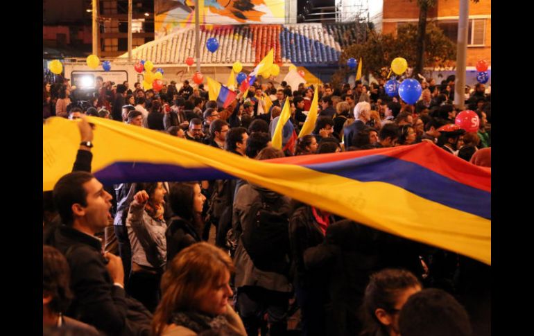 Bogotanos siguen por televisión la firma del acuerdo de paz. EFE / M. Dueñas