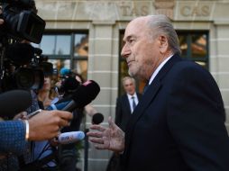 Blatter fue sancionado en 2015 con una pena de ocho años de suspensión por un sospechoso pago de 1.8 MDE a Michel Platini. AFP / A. Grosclaude