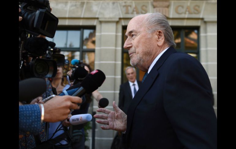 Blatter fue sancionado en 2015 con una pena de ocho años de suspensión por un sospechoso pago de 1.8 MDE a Michel Platini. AFP / A. Grosclaude