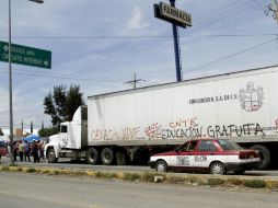 En algunos puntos se utilizan vehículos para bloquear las vías. EFE / J. Zavala