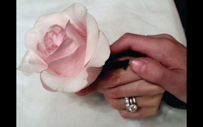 En la foto se ve la mano de Edith con una rosa y la mano de Constanza. TWITTER / @EdithGonzalezMx