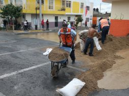 Personal del SIAPA realiza trabajos para evitar que los químicos de la bodega se filtren al drenaje. EL INFORMADOR / R. Tamayo