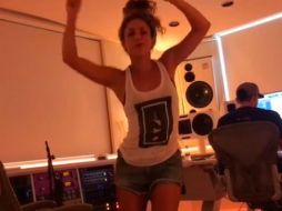 Viste una playera blanca y un short corto, acompañó el material con el mensaje: 'Dándole duro al trabajo'. INSTAGRAM / shakira