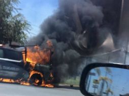 En el ataque los agresores impactaron el tanque de gasolina de la patrulla 032, lo que provocó que se incendiara. TWITTER / @HI_REYNOSA