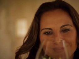 Kate del Castillo aparece al final del video observando una copa con el tequila. INSTAGRAM / katedelcastillo