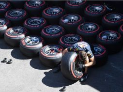 Un miembro del equipo Red Bull alista los neumáticos para la carrera. AP / G. Vanden Wijngaert