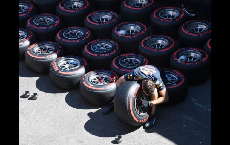 Un miembro del equipo Red Bull alista los neumáticos para la carrera. AP / G. Vanden Wijngaert