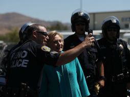 Hillary Clinton sonríe a la cámara de un policía de Reno. AFP / J. Sullivan