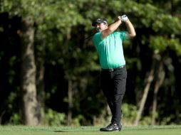 Patrick Reed. El estadounidense realiza su segundo tiro en el hoyo 13, durante la primera ronda del The Barclays. AFP / D. Cannon